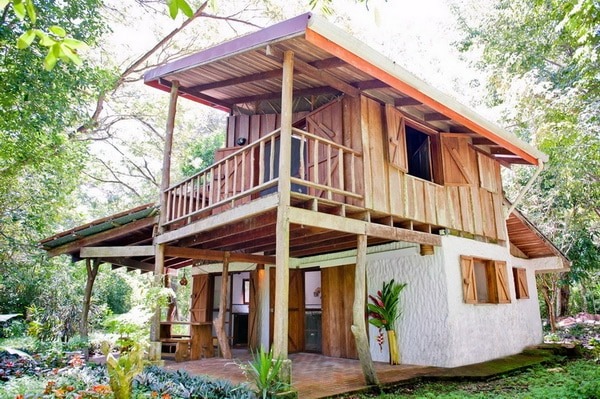 Casa tradicional de madera estilo rústico - TIKINTI